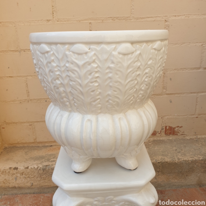 Antigüedades: Lote de 2 Jarrones Maceteros con base pedestal Capiteles Corintio cerámica vidriada blanca - Foto 4 - 285392303