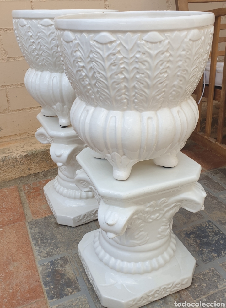 Antigüedades: Lote de 2 Jarrones Maceteros con base pedestal Capiteles Corintio cerámica vidriada blanca - Foto 13 - 285392303