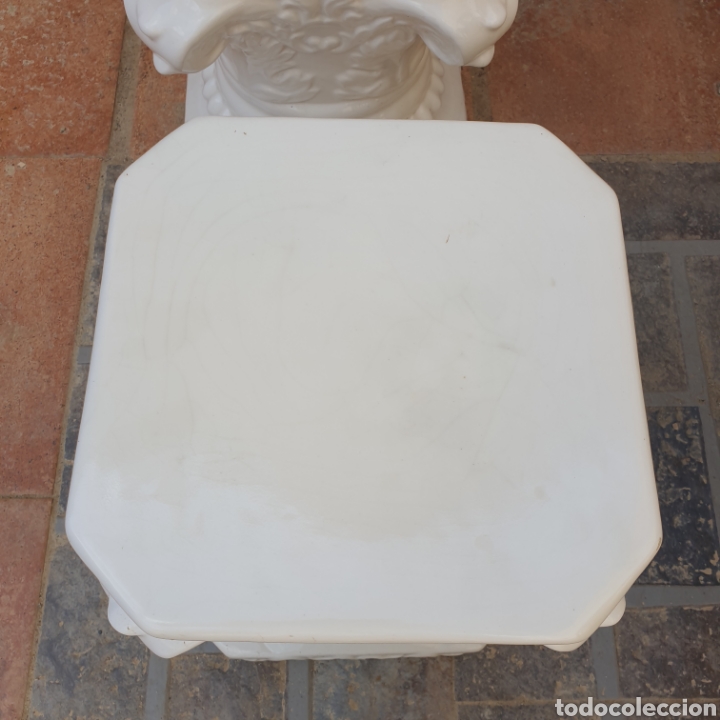 Antigüedades: Lote de 2 Jarrones Maceteros con base pedestal Capiteles Corintio cerámica vidriada blanca - Foto 15 - 285392303