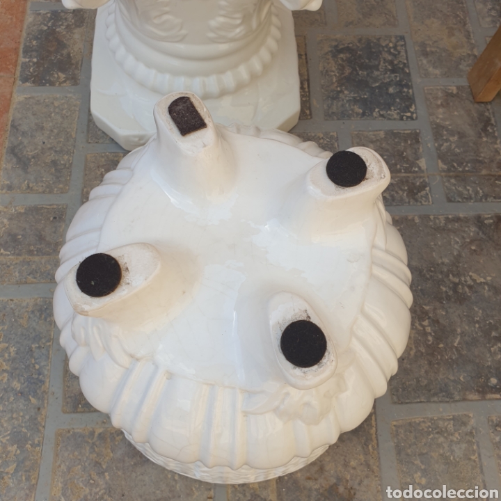 Antigüedades: Lote de 2 Jarrones Maceteros con base pedestal Capiteles Corintio cerámica vidriada blanca - Foto 16 - 285392303