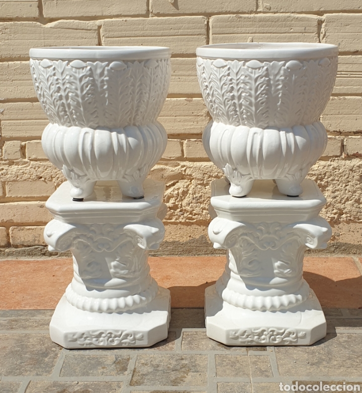 Antigüedades: Lote de 2 Jarrones Maceteros con base pedestal Capiteles Corintio cerámica vidriada blanca - Foto 1 - 285392303