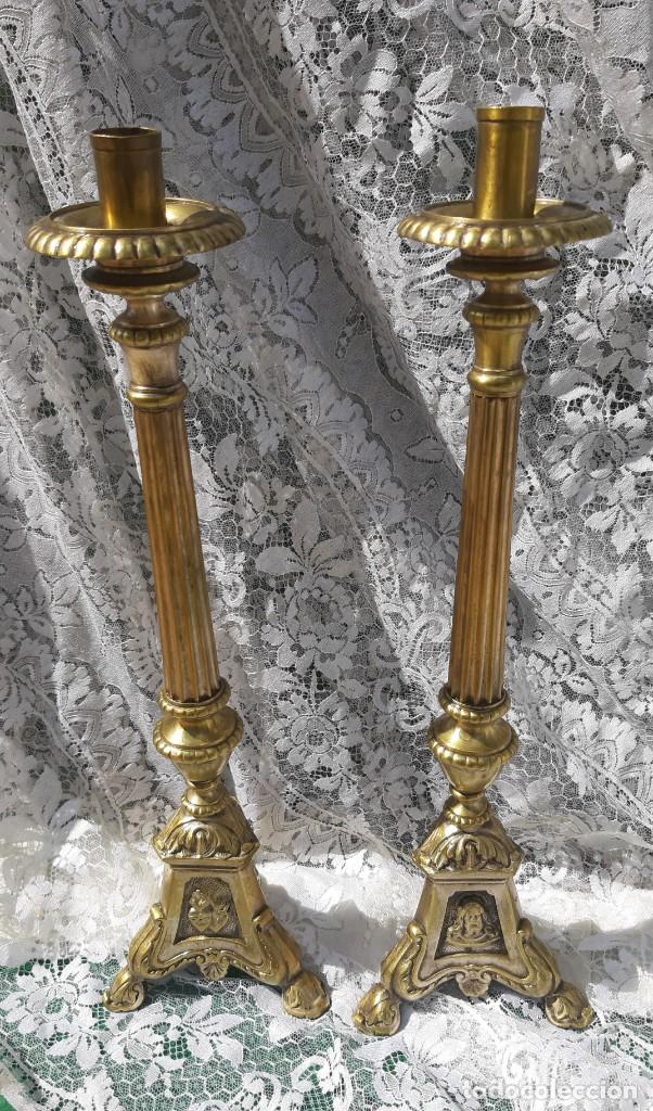 Antig&uuml;edades: Pareja de candelabros de bronce - Foto 1
