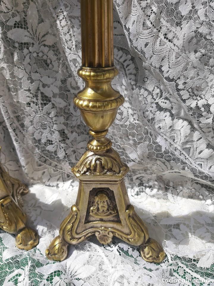 Antig&uuml;edades: Pareja de candelabros de bronce - Foto 2