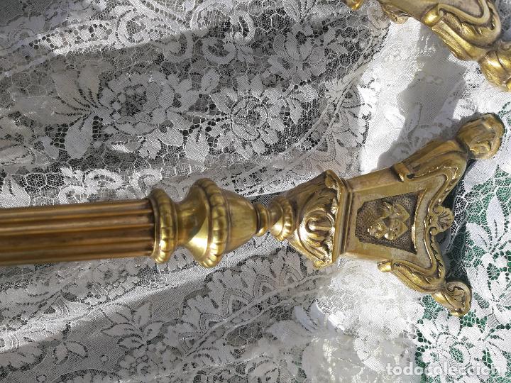 Antig&uuml;edades: Pareja de candelabros de bronce - Foto 3