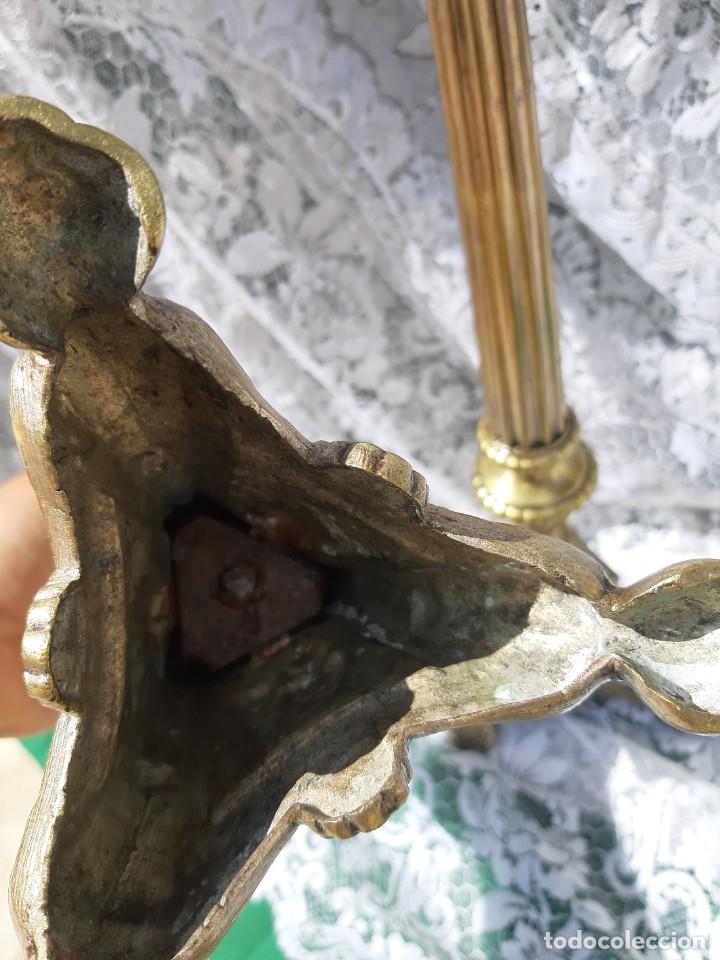 Antig&uuml;edades: Pareja de candelabros de bronce - Foto 4