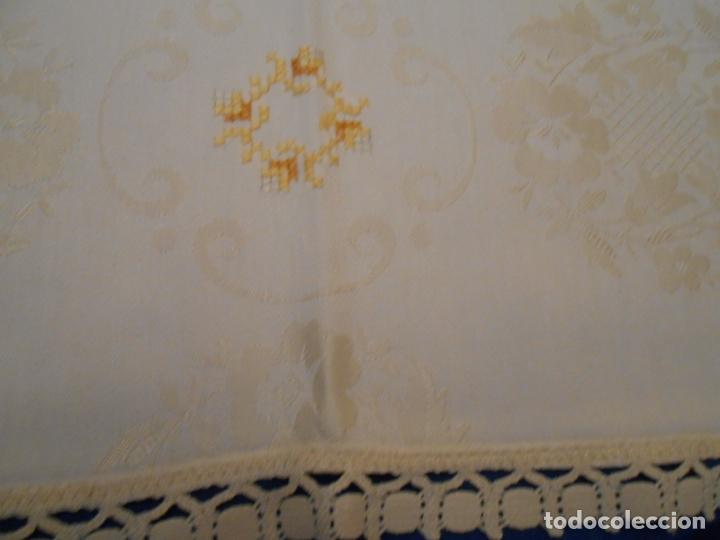 Antigüedades: Antiquo Mantel Damasco bordado con punto de cruz a mano y puntilla .Amarillo pastel 130x150cm - Foto 14 - 285558388