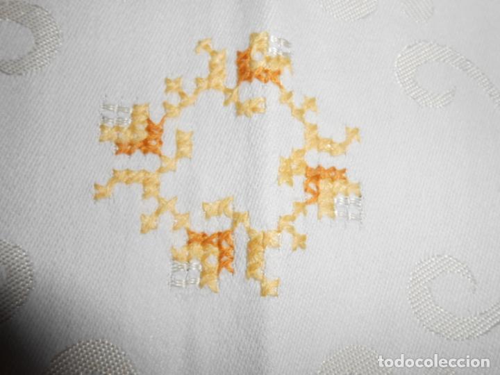 Antigüedades: Antiquo Mantel Damasco bordado con punto de cruz a mano y puntilla .Amarillo pastel 130x150cm - Foto 16 - 285558388