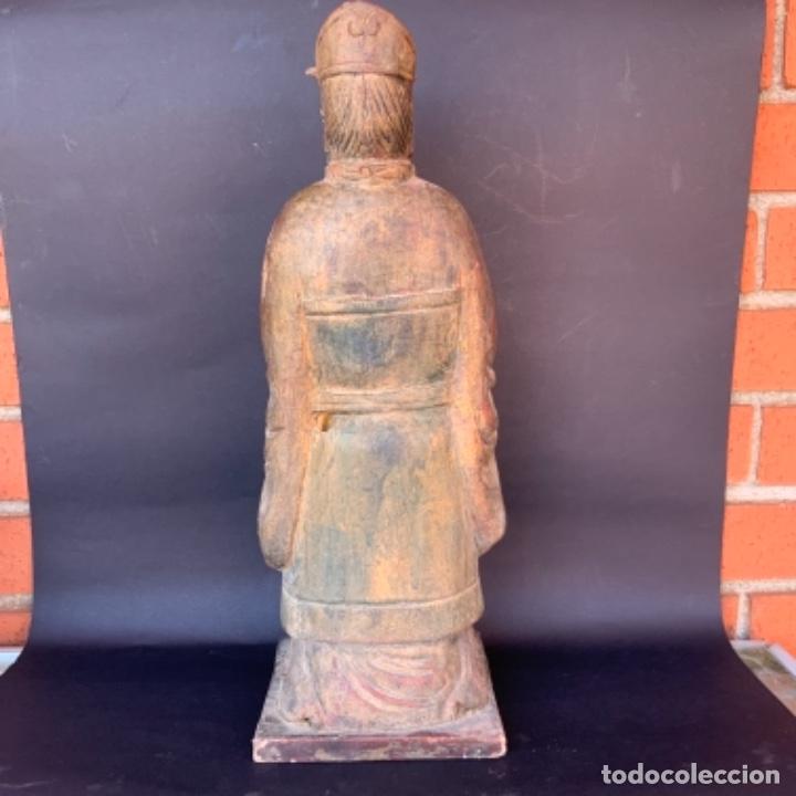 Antigüedades: TALLA DE MADERA ANTIGUA. EMPERADOR O SABIO CHINO . Restos de policromía y dorado. 42 cm. - Foto 8 - 285683203