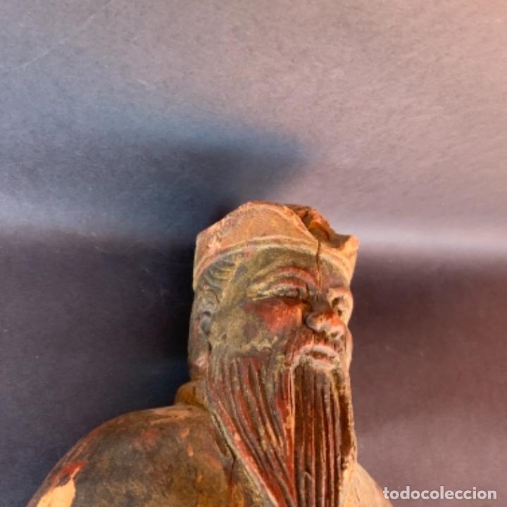 Antigüedades: TALLA DE MADERA ANTIGUA. EMPERADOR O SABIO CHINO . Restos de policromía y dorado. 42 cm. - Foto 28 - 285683203
