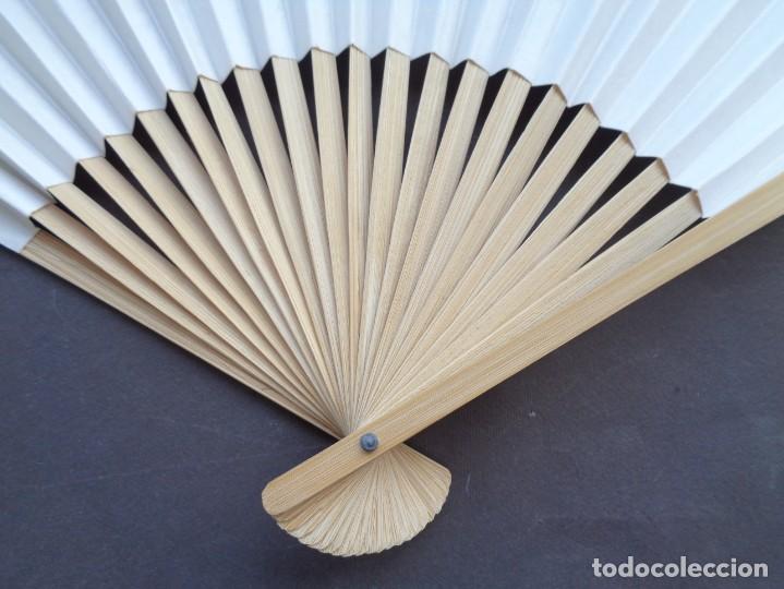 Antig&uuml;edades: ABANICO DE PAPEL DURO Y MADERA - Foto 2