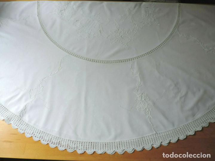 Antig&uuml;edades: Antiquo Mantel.Algodon BLANCO Ganchillo y bordados a mano. Circular 170 cm.