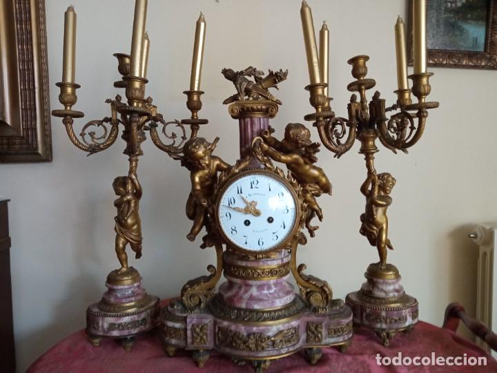 Antiguidades: Reloj sobremesa y candelabros a juego