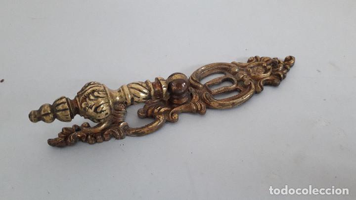 Antig&uuml;edades: tirador con bocallave de laton / bronce macizo (13,5x3,5cm aprox)