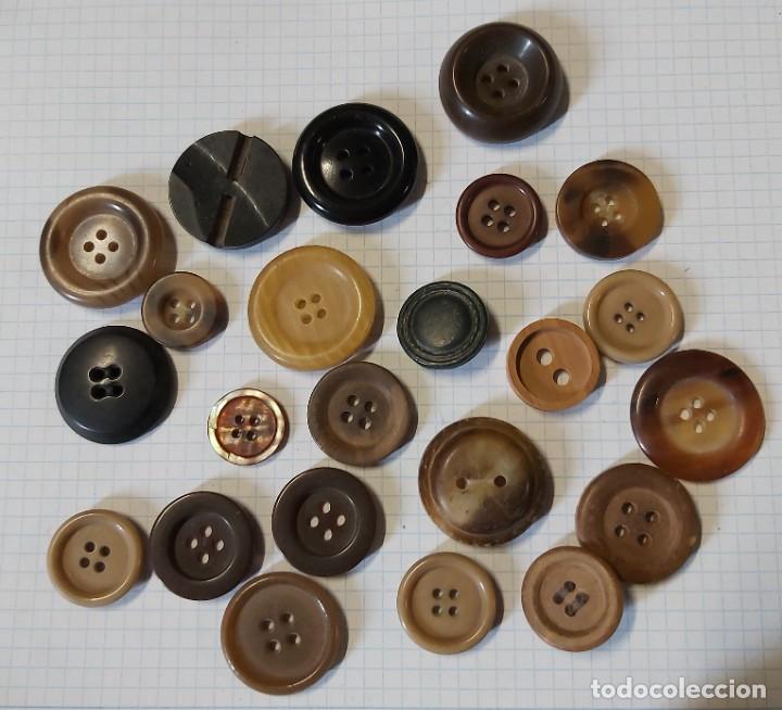 Antig&uuml;edades: Lote de botones, lo que se ve - Foto 1