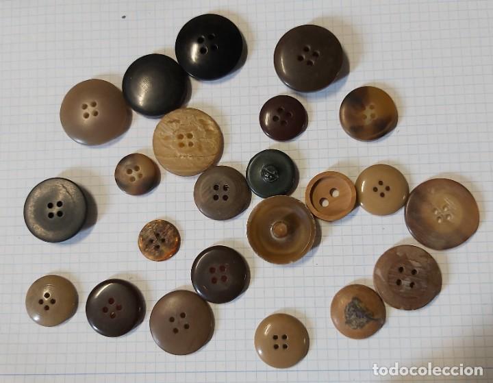 Antig&uuml;edades: Lote de botones, lo que se ve - Foto 2