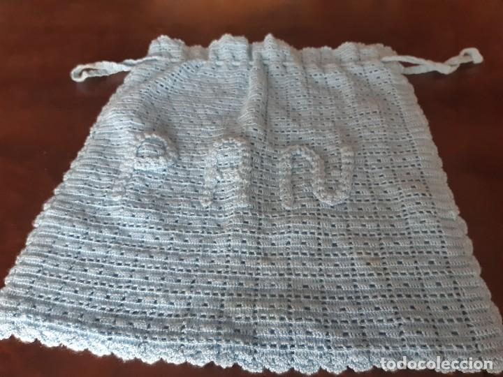 Antig&uuml;edades: ANTIGUA BOLSA DE PAN DE CROCHET, HECHA A MANO, AZUL CELESTE.