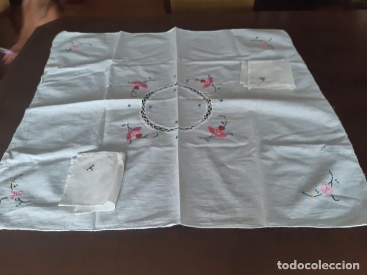 Antig&uuml;edades: MANTELITO BORDADO CON 4 SERVILLETAS. - Foto 1