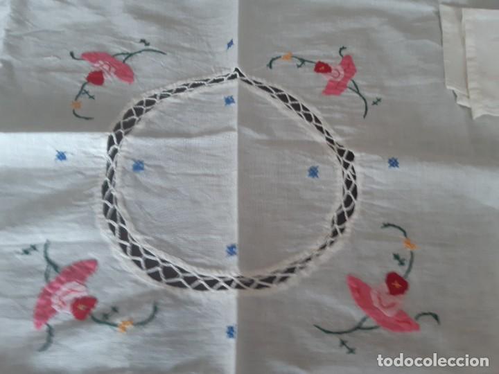 Antig&uuml;edades: MANTELITO BORDADO CON 4 SERVILLETAS. - Foto 2
