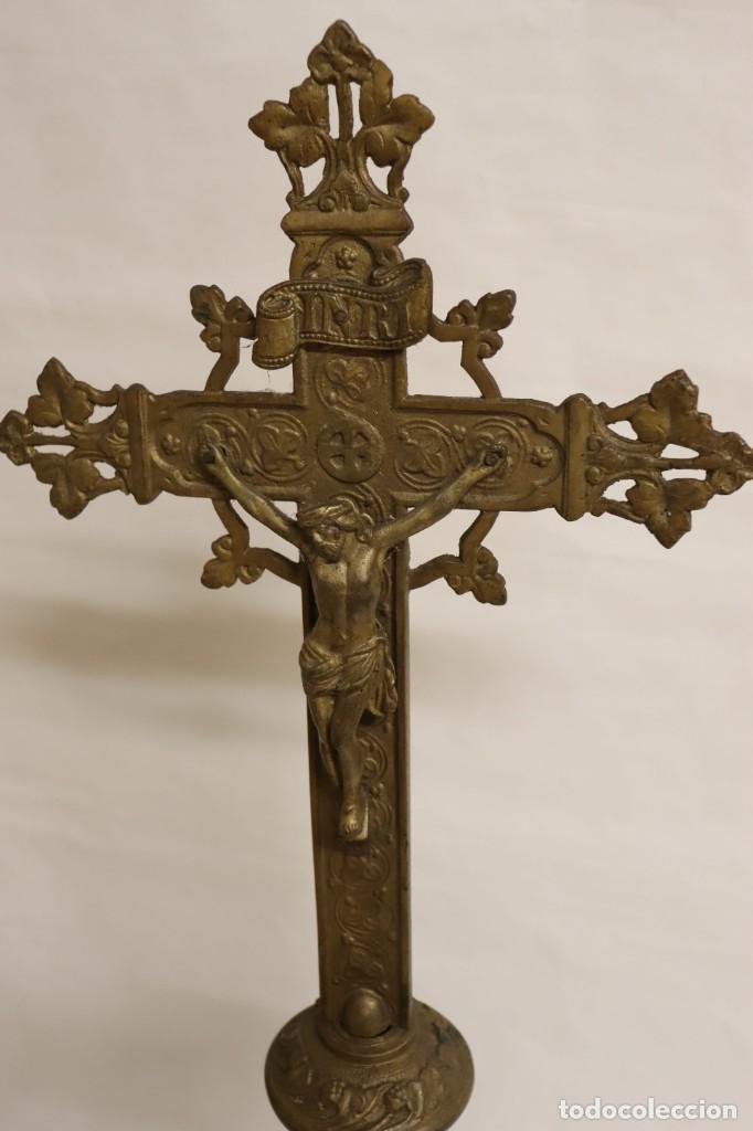 Antig&uuml;edades: Crucifijo de bronce - Foto 1