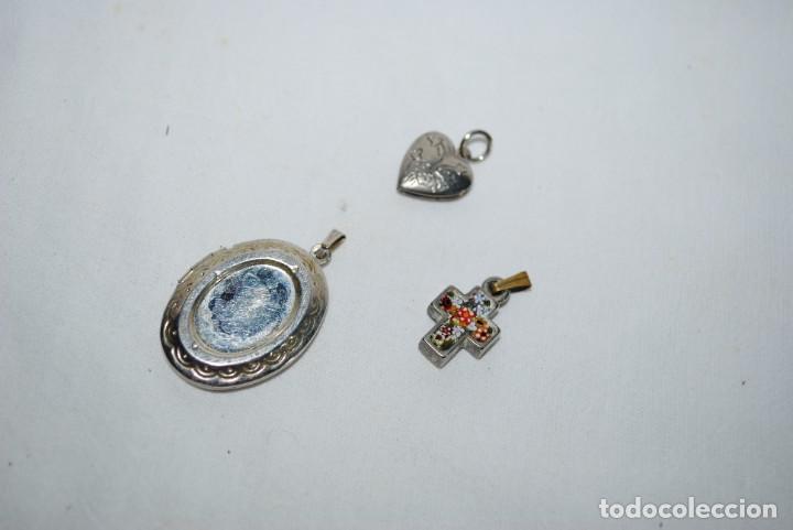 Antiquit&eacute;s: LOTE DE TRES ANTIGUOS COLGANTES PLATEADOS