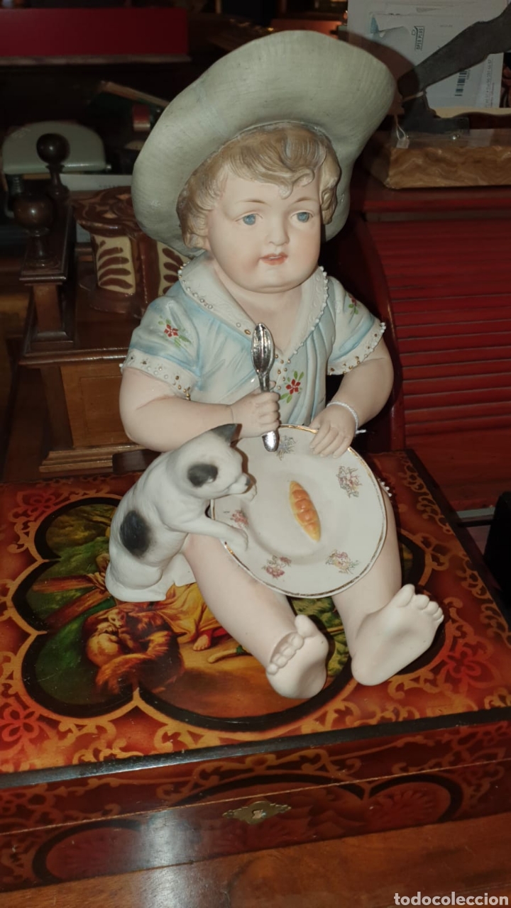 Antig&uuml;edades: Antigua Figura de Porcelana - Ni&ntilde;a con Gato plato y Cuchara - Ni&ntilde;o de Piano -