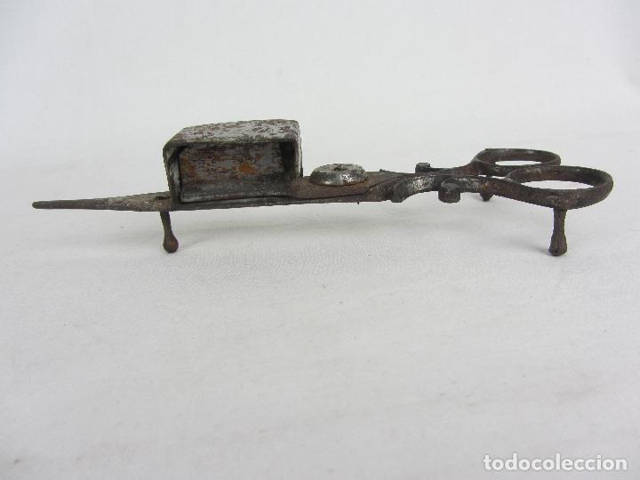 Antig&uuml;edades: Espabiladera en forja de hierro, del siglo XIX - Foto 3
