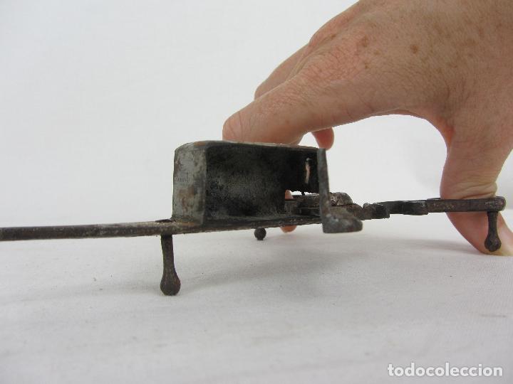 Antig&uuml;edades: Espabiladera en forja de hierro, del siglo XIX - Foto 6