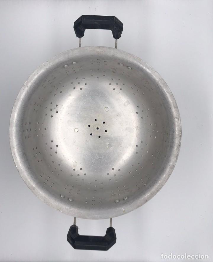 Antig&uuml;edades: ANTIGUO ESCURRIDOR DE ALUMINIO CON ASAS - Foto 2