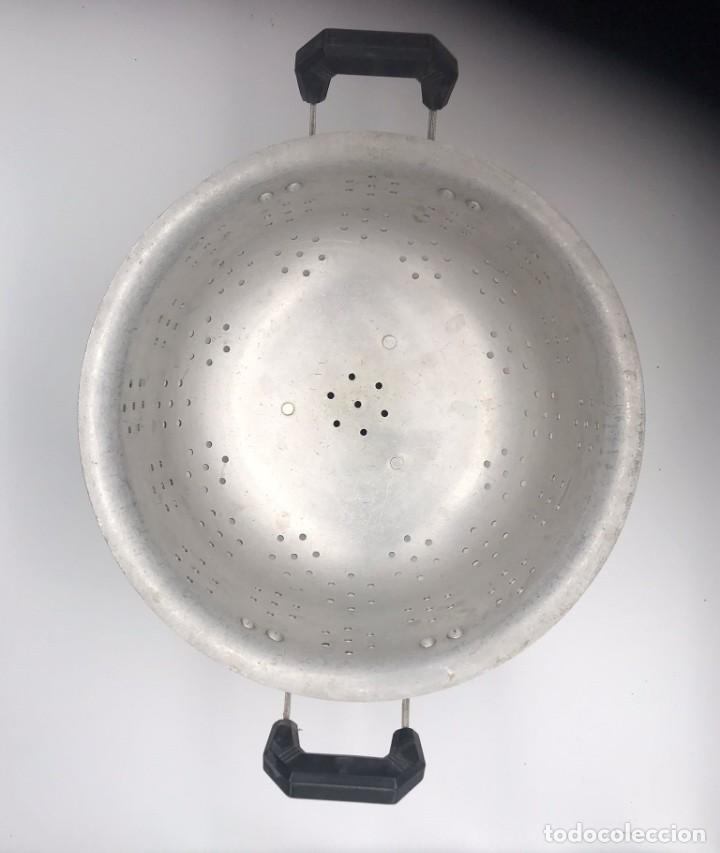 Antig&uuml;edades: ANTIGUO ESCURRIDOR DE ALUMINIO CON ASAS - Foto 3
