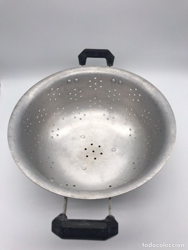 Antig&uuml;edades: ANTIGUO ESCURRIDOR DE ALUMINIO CON ASAS - Foto 4