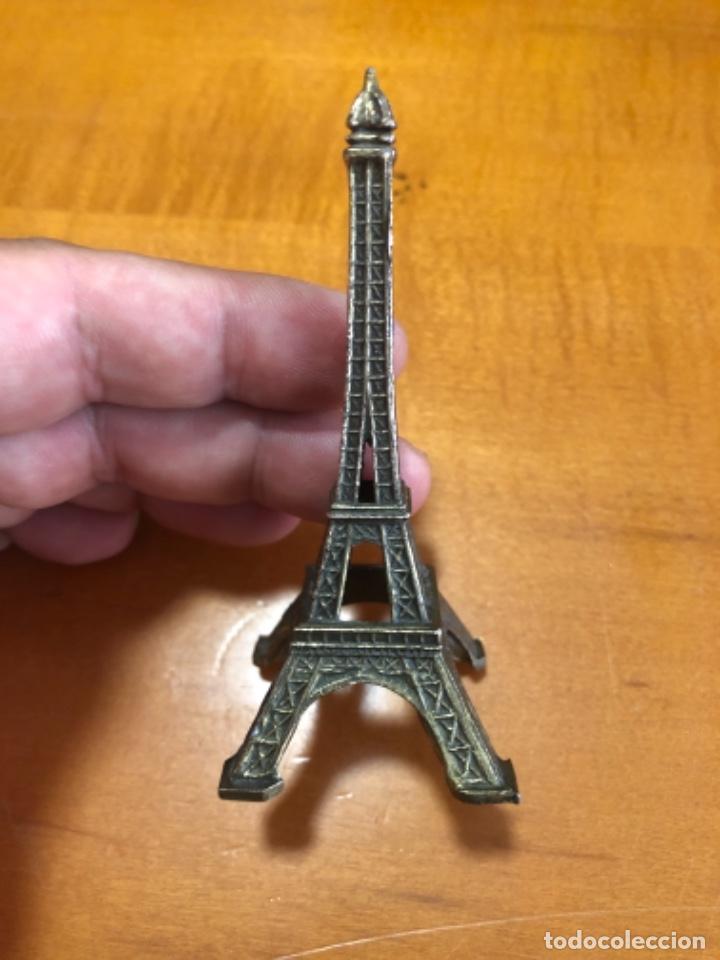 Antig&uuml;edades: Antigua figura de la Torre Eiffel de Par&iacute;s - Foto 3