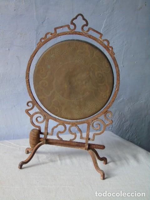 Antiguidades: antiguo gong musical con su martillo y soporte hierro forjado
