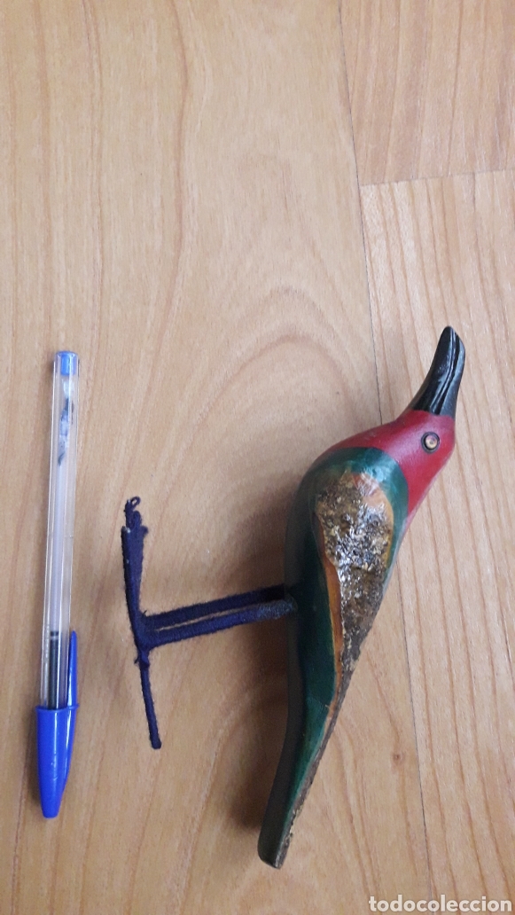 Antiguidades: FIGURA DE MADERA DE UN PAJARO. PATAS MET&Aacute;LICAS FORRADAS DE HILO