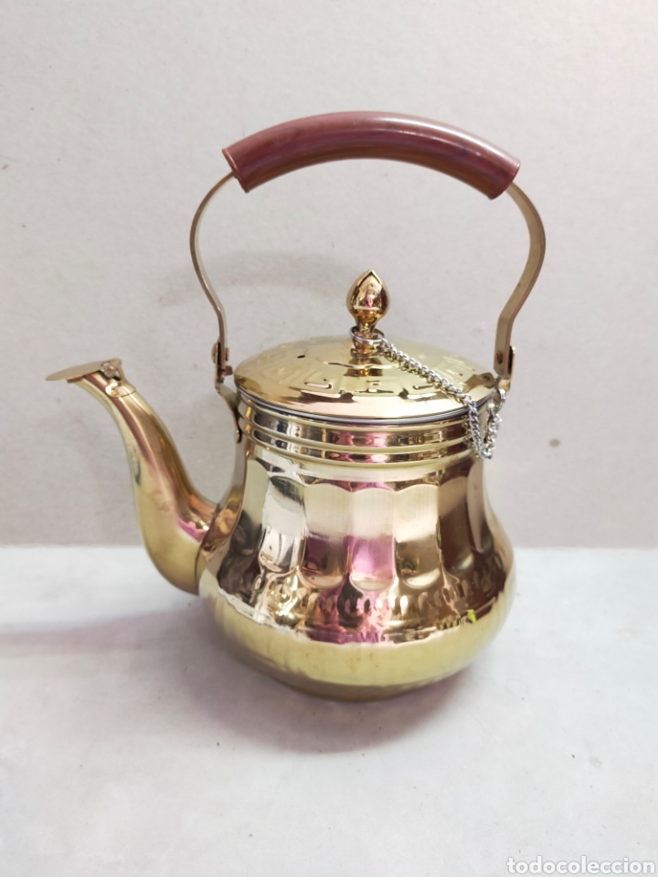 Antiques: TETERA DE METAL DORADO, CON FILTRO EN INTERIOR, TAPA EN PITORRO, ASA DE PASTA. 24 CM.
