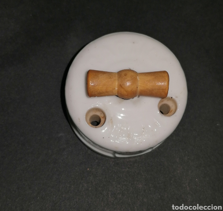 Antig&uuml;edades: LLAVE ANTIGUA DE LA LUZ. PORCELANA Y MADERA. EL ENVIO ESTA INCLUIDO.