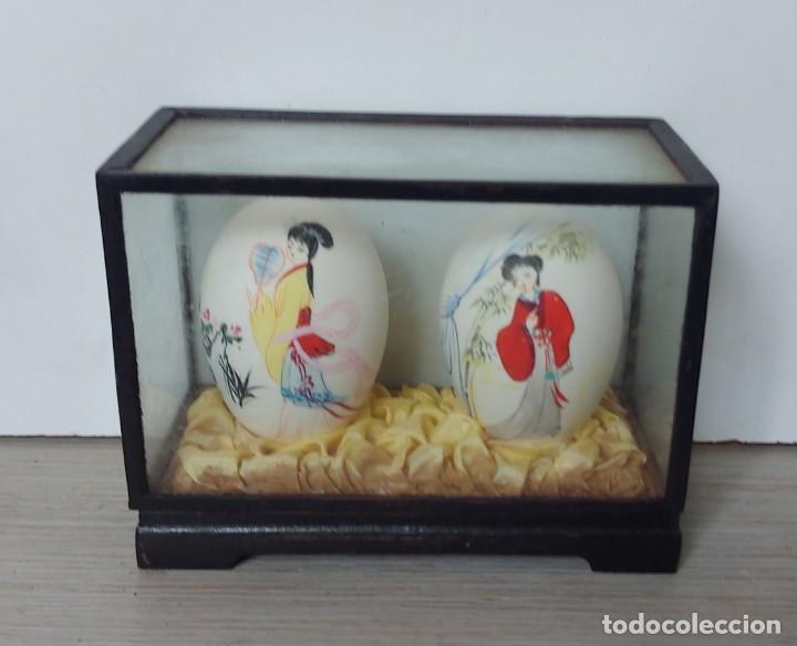 Antiques: ANTIGUOS Y BONITOS HUEVOS CHINOS PINTADOS A MANO EN URNA DE CRISTAL Y MADERA -