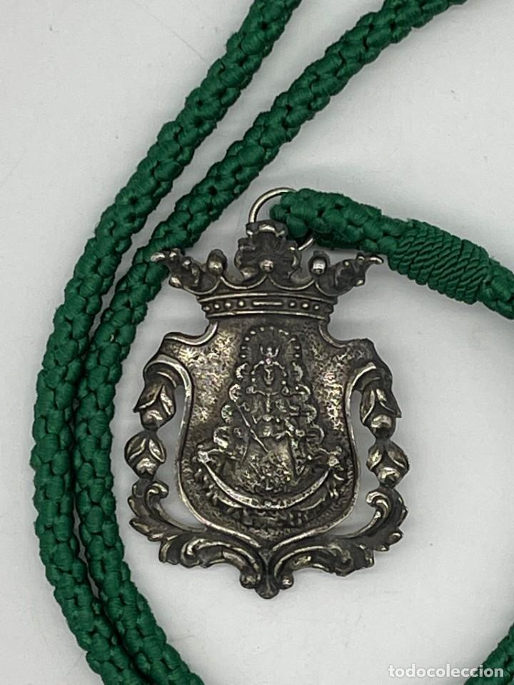 MEDALLA VIRGEN DEL ROCIO CON CORDON VERDE (Antigüedades - Religiosas - Medallas Antiguas)