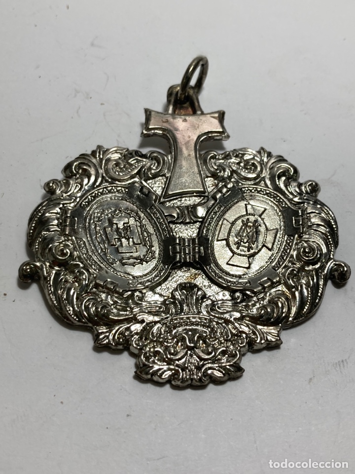 Antig&uuml;edades: Medall&oacute;n de hermandad plateado 8x7 cm - Foto 1