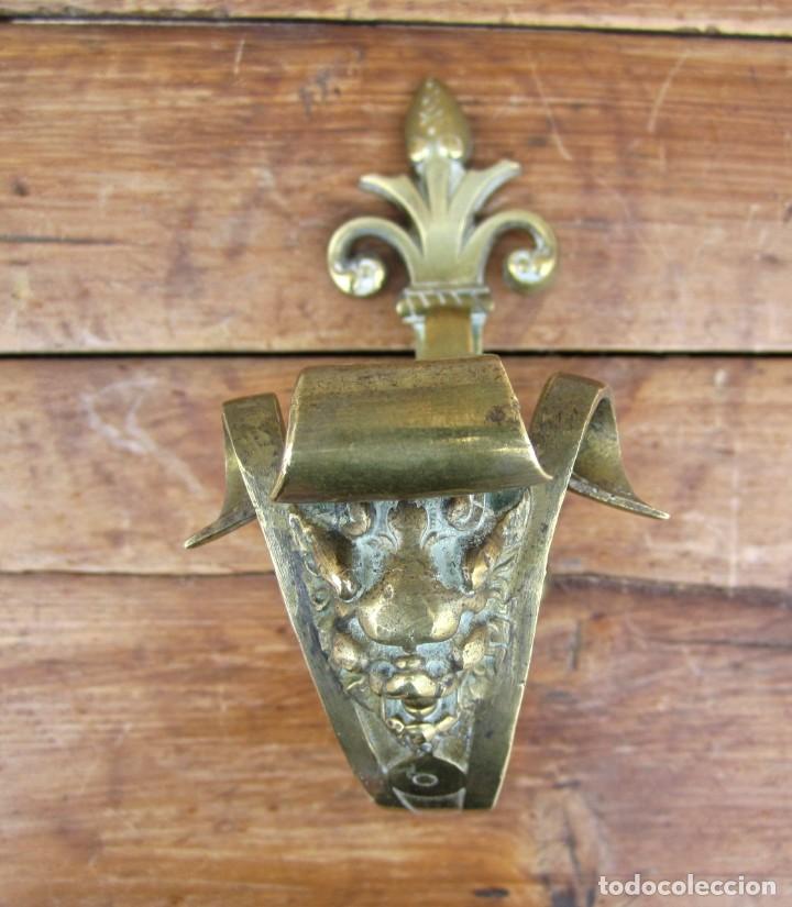 Antig&uuml;edades: Percha de bronce, Leon y Flor de Lis SXIX, - Foto 1