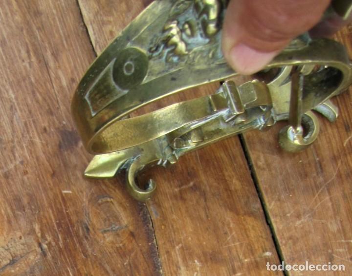 Antig&uuml;edades: Percha de bronce, Leon y Flor de Lis SXIX, - Foto 2