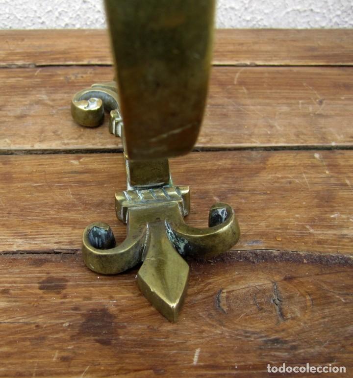 Antig&uuml;edades: Percha de bronce, Leon y Flor de Lis SXIX, - Foto 3