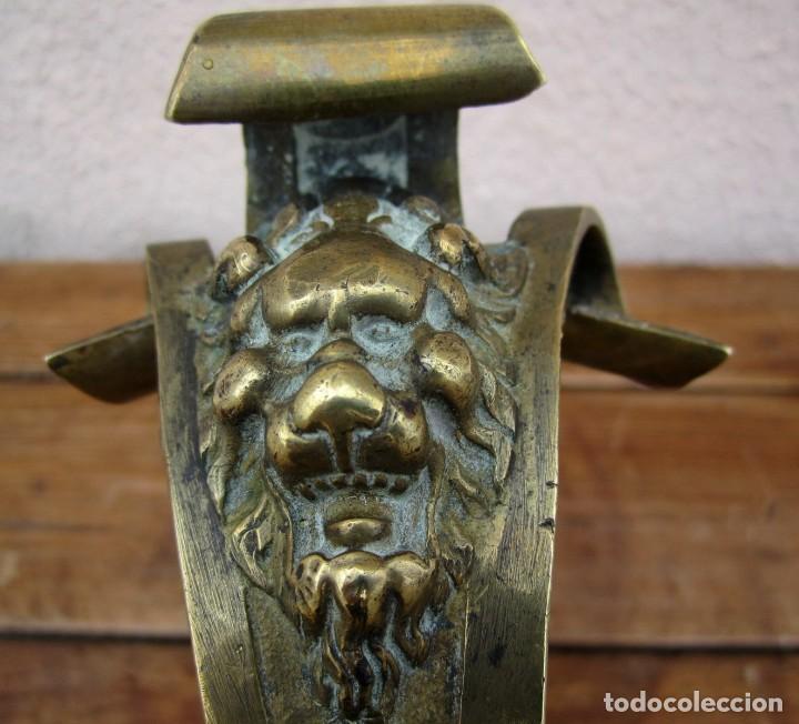 Antig&uuml;edades: Percha de bronce, Leon y Flor de Lis SXIX, - Foto 4