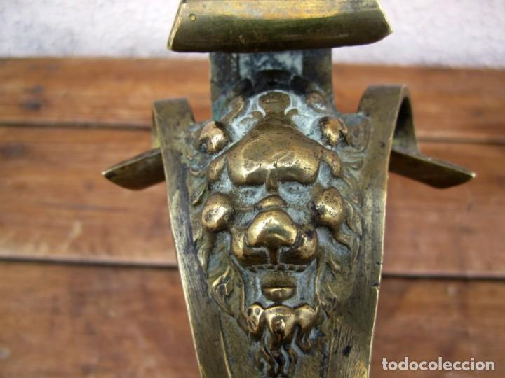 Antig&uuml;edades: Percha de bronce, Leon y Flor de Lis SXIX, - Foto 5