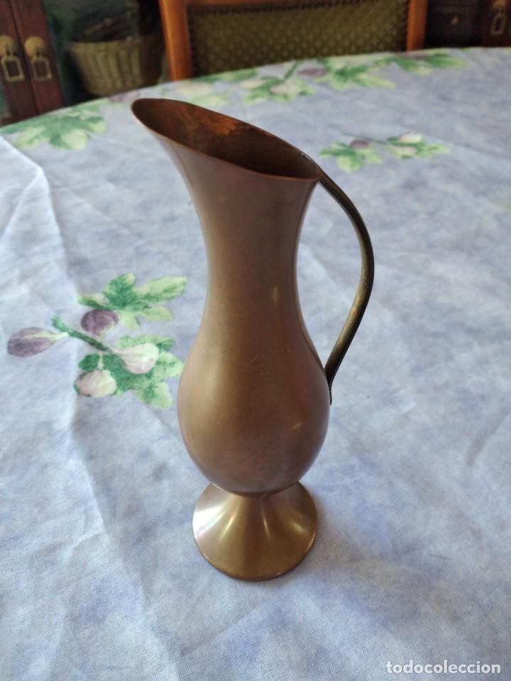 Antig&uuml;edades: Peque&ntilde;o florero de cobre con asa. - Foto 4