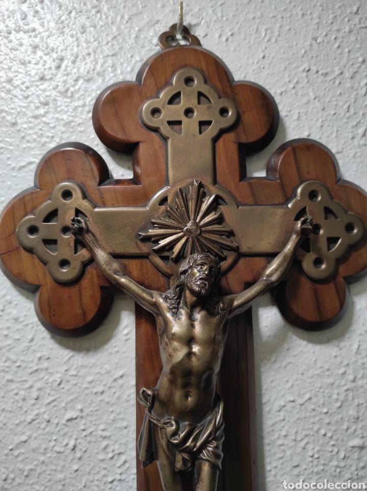 Antig&uuml;edades: Benditera con cruz bronce y madera olivo - Foto 2