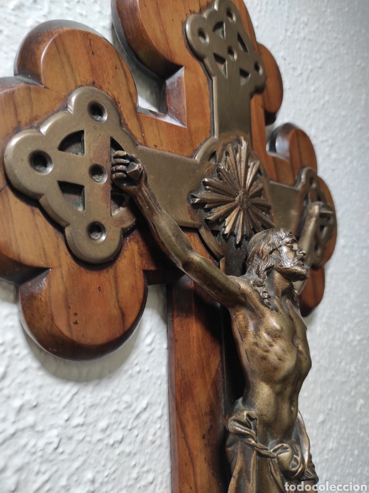 Antig&uuml;edades: Benditera con cruz bronce y madera olivo - Foto 5