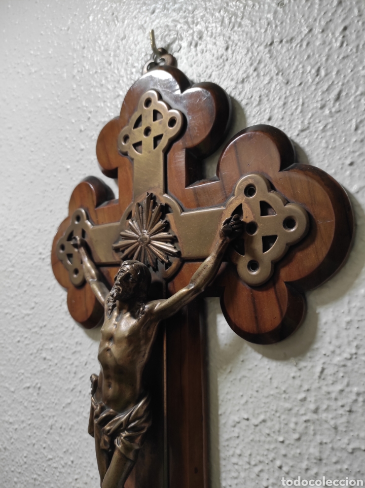 Antig&uuml;edades: Benditera con cruz bronce y madera olivo - Foto 6
