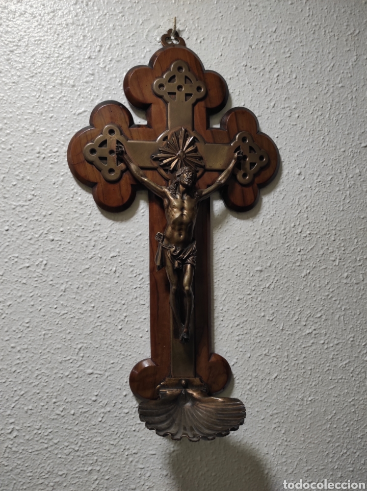 Antig&uuml;edades: Benditera con cruz bronce y madera olivo - Foto 1