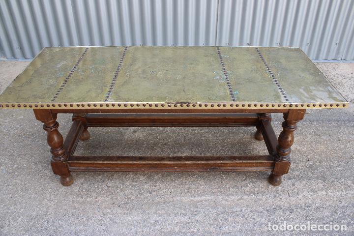 Antig&uuml;edades: mesa baja con tablero de lat&oacute;n - Foto 2