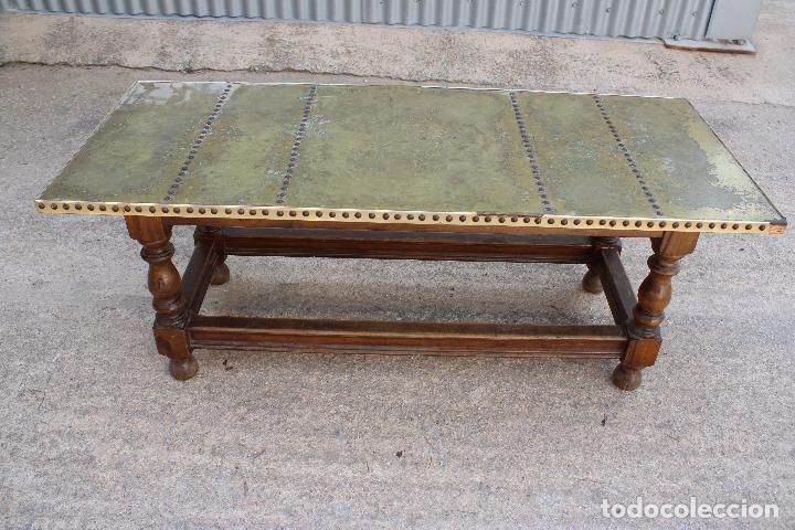 Antig&uuml;edades: mesa baja con tablero de lat&oacute;n - Foto 3